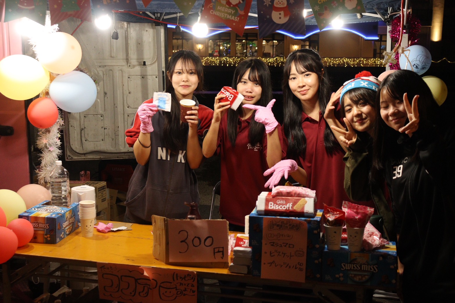 沖縄クリスマスマーケット2025でココアの屋台に立つ高校生スタッフ