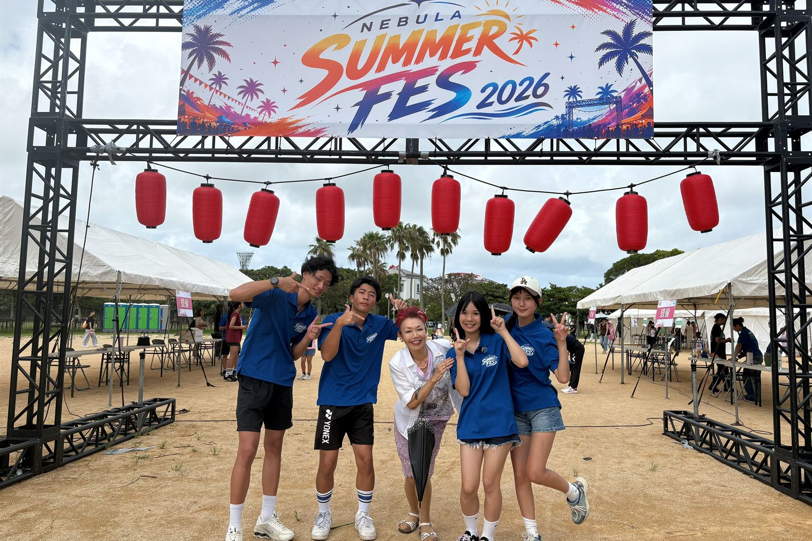 NEBULA SUMMER FES 2026の会場ゲート前に並ぶ実行委員のメンバー